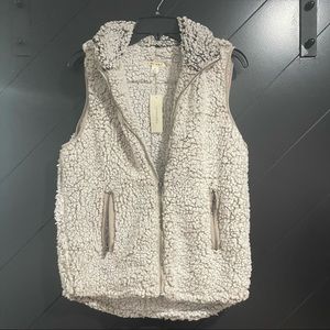 NWT: Ivory Super Soft Fuzzy Vest w Front Pockets